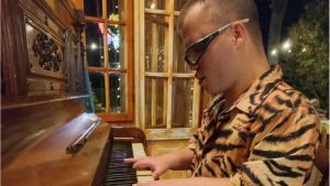 Valentino, il pianista cieco che incanta tutti con i successi di Vasco Rossi e dei Queen: “Le voci mi danno il ritmo”