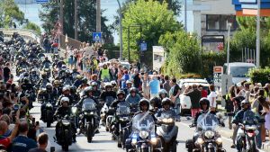 Mandello, un fiume in piena di motociclisti: è l'omaggio dei guzzisti allo loro Aquila