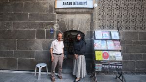 Bir Kitabevinden Daha Fazlası: Akabe Kitabevi Esat Ayata ile Söyleşi