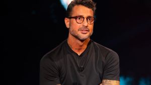 Fabrizio Corona minacciato: “Ci devi dare 500 euro”. Poi l’agguato in Città Studi a colpi di catena sul suv, denunciato un 20enne