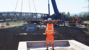 Mit zehn Tonnen ein Leichtgewicht: Die neue Hochrheinbahnüberführung ruht in ihren Widerlagern
