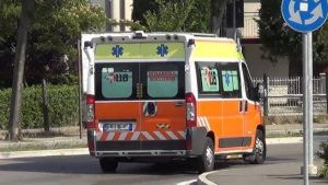 Tenta una capriola in acqua, ma il fondale è basso: turista sbatte la testa e finisce in ospedale