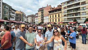 Villaviciosa despacha cerca de 300 cajas en su fiesta de la sidra natural, con fines solidarios y con homenaje al Lealtad y al Rodiles