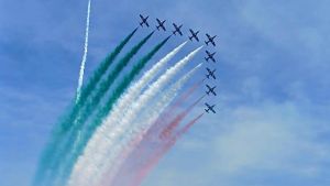 Le Frecce Tricolori danno spettacolo a Desenzano: più di centomila presenti sulle sponde del lago