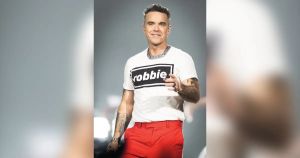 Robbie Williams admite insegurança com cabelo e fala em medida emergencial