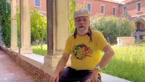 Oliver Skardy in pensione dopo 42 anni da bidello: l’intervista al fondatore dei Pitura Freska