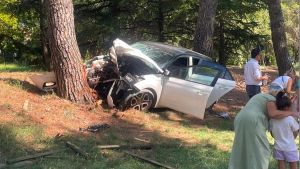 Auto finisce contro un grosso albero: ferite una donna e le due figlie