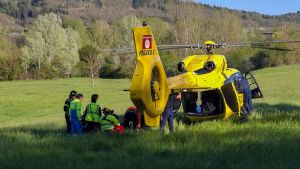 Motociclista finisce nel dirupo e si ferisce. Complicati i soccorsi a causa della zona impervia
