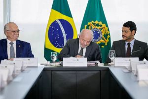 Lula sai por cima da crise do STF e caminha limpo de sujeira ao quarto mandato