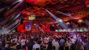 Elrow, una fantasía de verano, color y música techno que revienta la carpa de la Ería