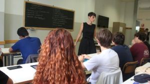 La parità di genere è lontana in Lombardia: i nomi diversi dall’anagrafe sono solo il 6% delle scuole, mentre appena 74 istituti prevedono la carriera alias