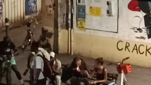 Bolognina, ancora violenza. Rissa tra pusher e consumatori. Urla, spintoni e un’auto spaccata