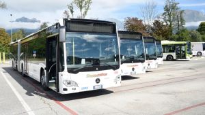 Sulle Dolomiti autobus di linea che non possono montare le catene: esplode il caso