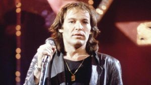 Vasco Rossi super ospite a Sanremo per i 50 anni di carriera. Sorprese in arrivo? Cosa aspettarsi