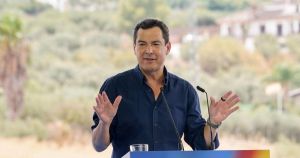 Moreno Bonilla deja a los enfermos de ELA esperando 8 meses mientras dispara los altos cargos y se sube el sueldo