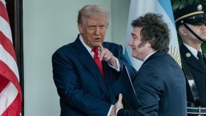Trump y Milei cargan contra Sánchez con la inmigración en el centro de sus discursos