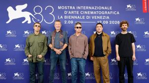 Oasis, la reunion è (anche) un film, bagno di folla a Venezia per i fratelli-coltelli