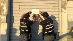 Insulti razziali al giovane cliente, poi l’aggressione alla madre con un’asta: pizzaiolo denunciato