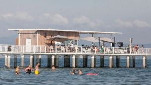 Tragedia sulla spiaggia di Marina Julia: malore fatale per un anziano durante la passeggiata