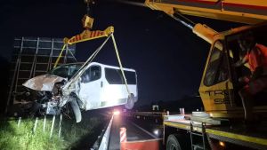Furgone con nove braccianti agricoli si rovescia in autostrada