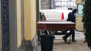 Scambio di salme all’obitorio, il funerale salta. Choc e rabbia: “Trovare subito i responsabili”