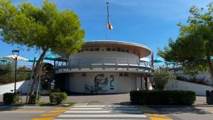 Sigarette in spiaggia a Lignano, la protesta dei turisti: «Troppo fumo passivo»