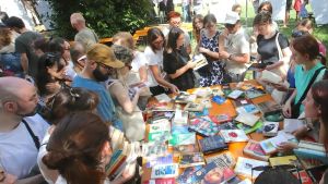 “All you can read”, in Brianza tutti in coda per un pieno di libri: 15 euro per una borsa da riempire di volumi (tutto il resto è gratis)