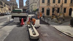 A Padova un cordolo blocca l’accesso al Teatro Verdi: costruito per sbaglio e già rimosso