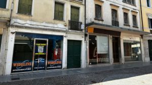 Vetrine vuote in corso Garibaldi a Pordenone: pronto un piano di rilancio