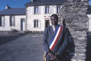 « Les élus issus de l’immigration sont beaucoup plus racisés quand ils sont de gauche » : rencontre avec Kofi Yamgnane, l’un des tout premiers maires noirs de l’Hexagone