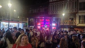 La plaza de Requejo, a reventar en su primera noche de fiesta