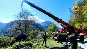 Suv giù nella scarpata per trenta metri: due passeggeri illesi