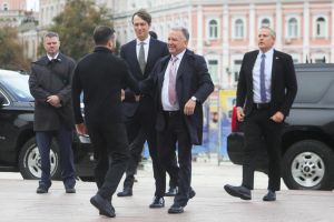 Guerre en Ukraine : les émissaires américains sont arrivés à Kiev, Zelensky traite Poutine de « putain de terroriste »