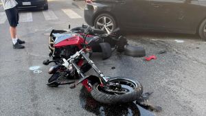 Voghera, frontale tra un’auto e una Ducati in via Vittorio Veneto: grave il motociclista