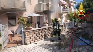 Alberi a fuoco, paura in una casa. Due incendi in poche ore