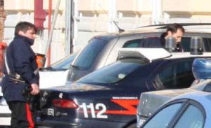 Picchia un uomo alla stazione di Livorno colpendolo con la stampella