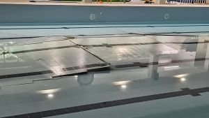 Il caso della piscina se si è sollevata improvvisamente (mentre le persone stavano nuotando): via ai lavori di ripristino