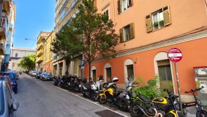 La lite al bar, poi picchiato e derubato: la notte da incubo di un 20enne a San Giacomo a Trieste