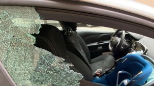 Tradate, follia al parcheggio Lonati: donna devasta una quindicina di auto. I proprietari: “Abbiamo avuto paura”