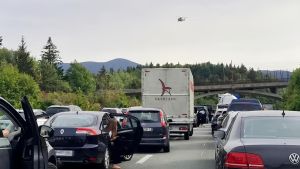 La tragedia dei fratellini, morti con la nonna sulla strada per le vacanze. La villetta gialla chiusa, la piscina abbandonata, la colletta per la famiglia