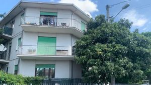 Trovato morto in casa dopo un mese, spuntano due cugini