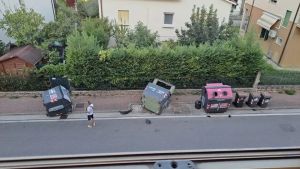 Auto fuori controllo fa strike di cassonetti, poi la fuga