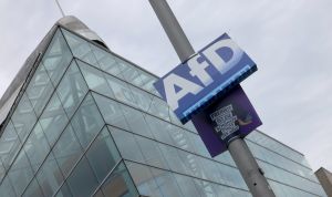 Δεν είμαι εγώ, άρα...