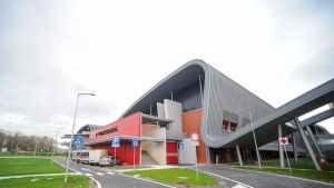 Prova a lanciare un lavabo contro una oss e devasta l’area rossa dell’ospedale