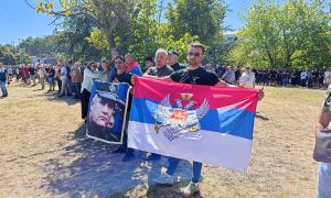 Tisoči za Mladića, ob poti postrojena srbska vojska: sramotni prizori iz Beograda