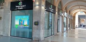 Livorno, ruba profumi e cosmetici dalla farmacia comunale di piazza Grande