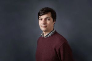 L’association Lire et Sourire organise chaque année près de 4 000 séances de lecture dans 171 établissements accueillant des personnes âgées. Jean de Saint-Cheron souligne que si cette initiative touche ainsi des milliers de résidents qui retrouvent le sourire, elle fait aussi grand bien aux lecteurs bénévoles issus de générations plus jeunes…