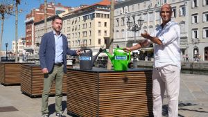 Annaffiatoi per i platani in vaso, l’iniziativa di Azione: «Fanno parte di Trieste, ora meritano cura»