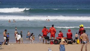 Revuelo en la playa de San Lorenzo, en Gijón: evacuan en ambulancia a un hombre de 79 años