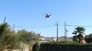 Cede un lucernario, operaio 35enne precipita dal tetto alla TreValli: lotta per la vita
